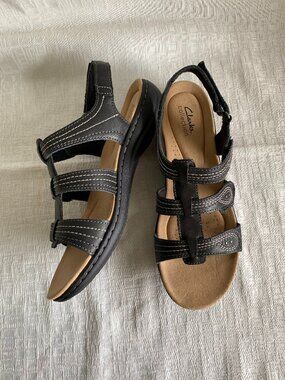 Clark's Women's NWOT Laurieann Vine Flat Sandals Adjustable Black SZ 9.5-10